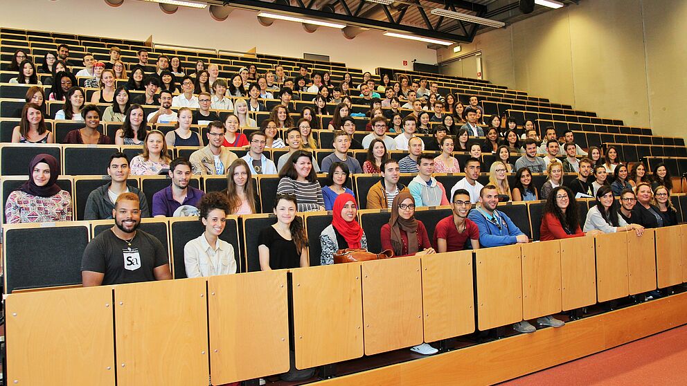Foto (Universität Paderborn, Vanessa Dreibrodt): 138 Austauschstudierenden begrüßten Nicola Weinert (1. Reihe, 1. v. r.) und Kerstin Ollech (1. Reihe, 2. v. r.) vom International Office an der Uni Paderborn.