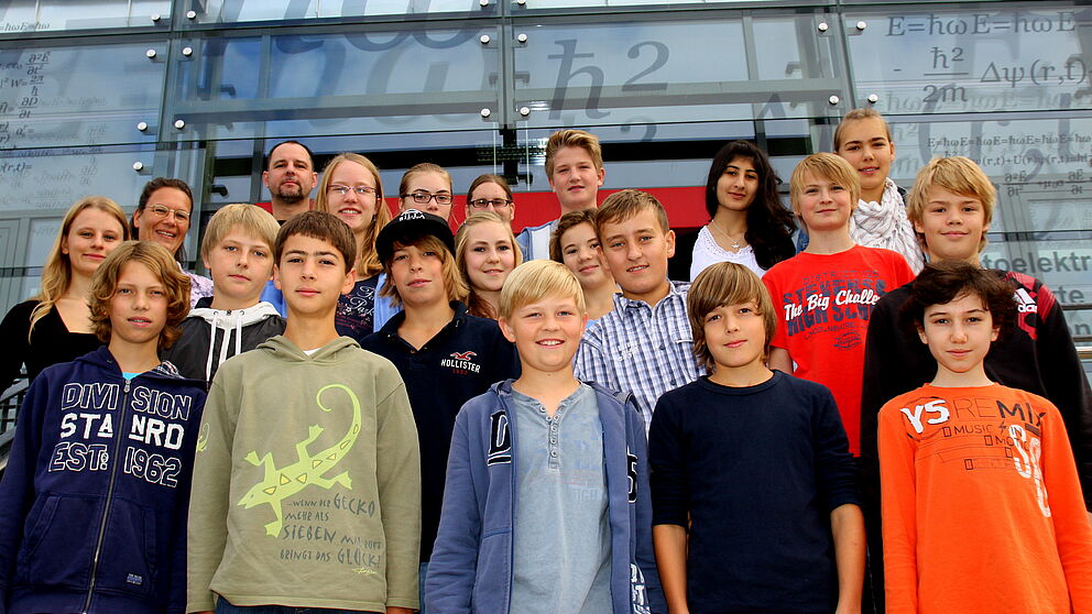 Foto (Universität Paderborn, Patrick Kleibold): 18 Schüler der Jahrgangsstufen 7 bis 9 von unterschiedlichen Gymnasien aus ganz OWL nehmen derzeit an einem Workshop zum Thema „Autarke Energieversorgung einer Neubausiedlung“ an der Universität Pader
