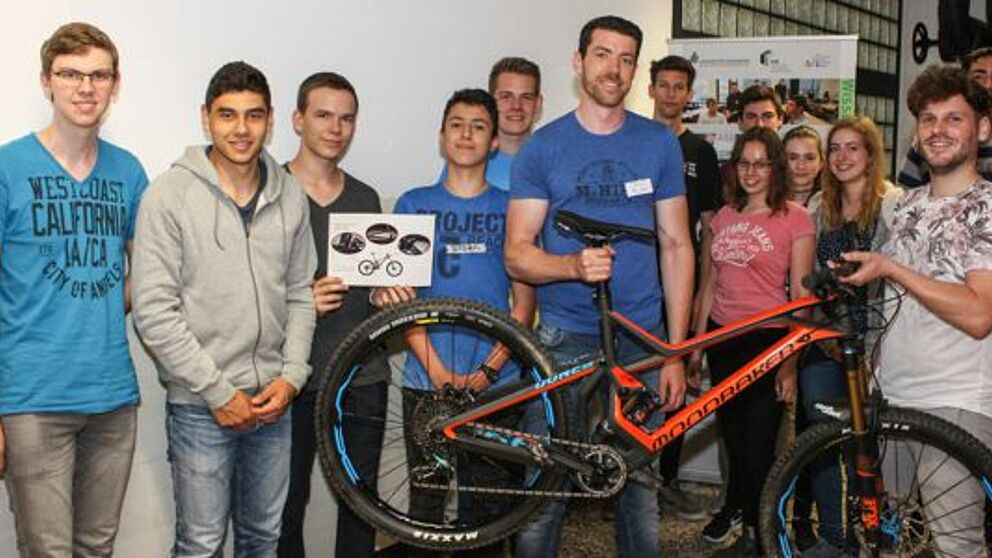 Foto (Universität Paderborn, Johannes Pauly): Am Thementisch Fahrrad ging es darum, wie Gewicht reduziert und Energie im Bereich der Mobilität gespart werden kann.