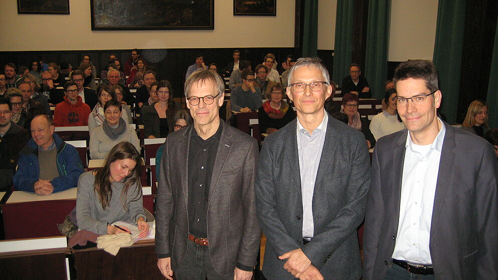 Foto (ThF-PB): Im gut besuchten Hörsaal 2 der Theologischen Fakultät Paderborn (v. l.): Prof. Dr. Günter Wilhelms, Prof. Dr. Günter Maier und Prof. Dr. René Fahr.