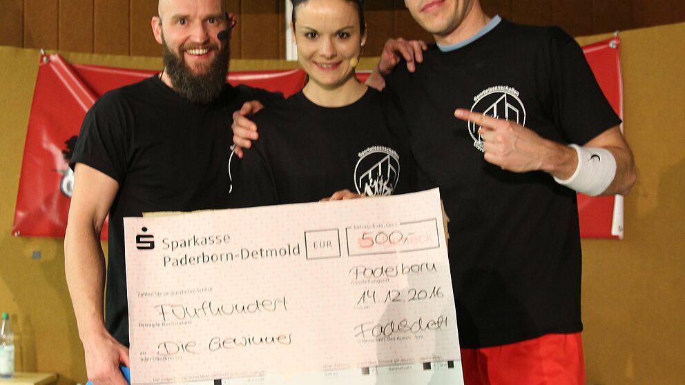 Foto (Universität Paderborn, Björn Heerdegen): Die strahlenden Gewinner von „Schlagt die Dozenten“ (v. l.): Björn Schmitz, Carolin Köster und Dr. Daniel Krause.
