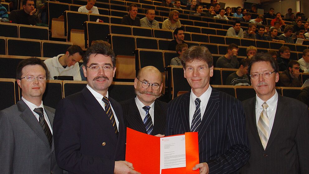 Foto (Tibor Werner Szolnoki): Michael Hahn (2. v. li), Vorsitzender der Stiftungen der Sparkasse Paderborn, überreicht den Förderbescheid über 50.000 Euro an Rektor Prof. Dr. Nikolaus Risch (2. v. re). Darüber freuen sich auch (v. li.) Burkhard Schulz