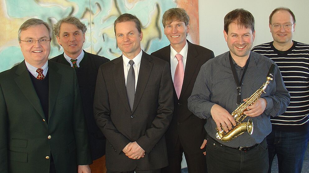 Foto (Universität Paderborn, Tibor Werner Szolnoki): Setzen sich für das Kinderhospiz Bethel ein (v. li.): Die Rotarier Dr. Manfred Kesselmeier, Dr. Günter Becker, Roger Krell, Uni-Präsident Prof. Dr. Nikolaus Risch sowie Musiker Ulrich Lettermann und