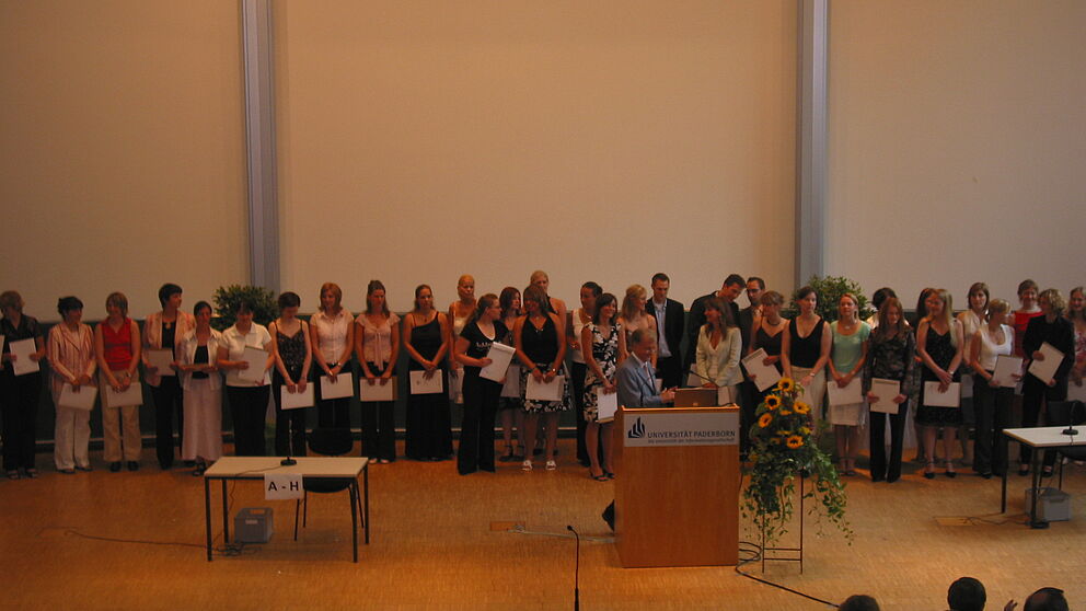 Foto: Prof. Dr. Gerhard Tulodziecki begrüßte die zahlreichen Examinierten.