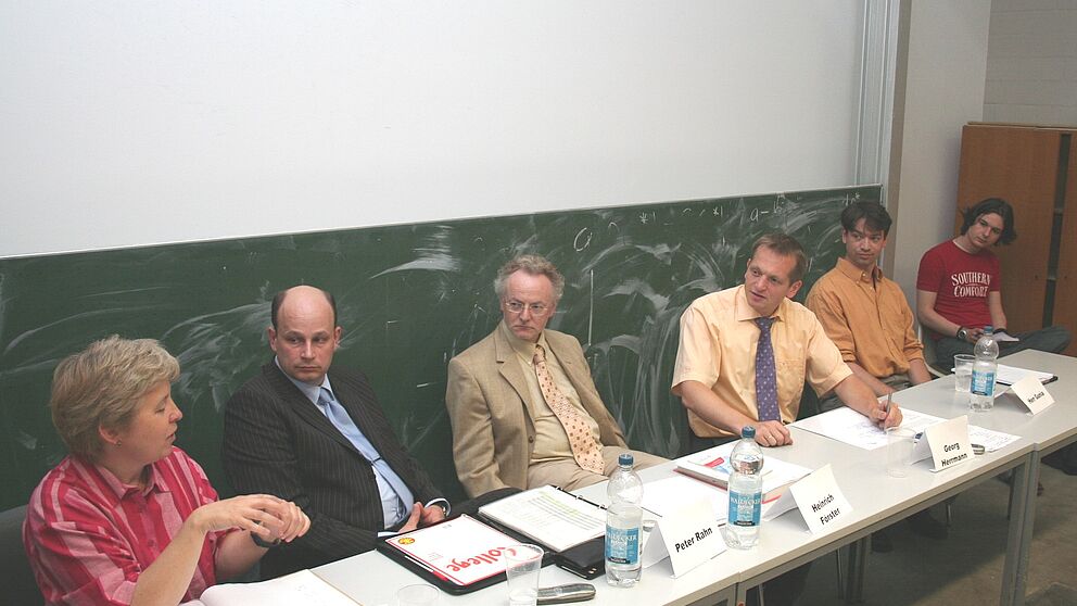 Foto (Heiko Appelbaum): Diskutierten an der Universität Paderborn (v.li.): Barbara Sawall (Leiterin Zentrale Studienberatungsstelle der Uni), Peter Rahn und Heinrich Förster (ARGE Paderborn), Georg Herrmann (Leiter b.i.b. International College), Corvian