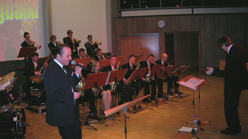 Foto (Julius Kolossa): Die "Unity Big Band" in voller Aktion im Audimax der Universität Paderborn.