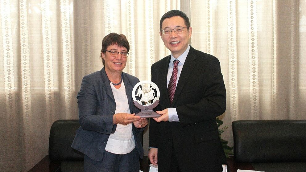 Foto (Xidian-Universität): Der Präsident der Xidian-Universität Prof. Dr. Yang Zongkai übergibt ein Geschenk an Frau Prof. Dr. Birgitt Riegraf.