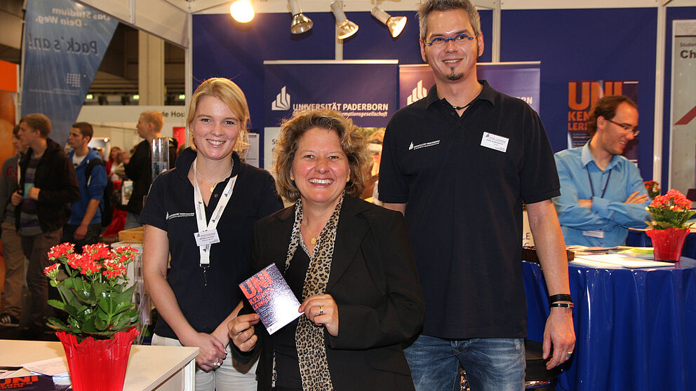 Foto (Einstieg GmbH): Ministerin Schulze mit Mitarbeitern der ZSB der Uni Paderborn.