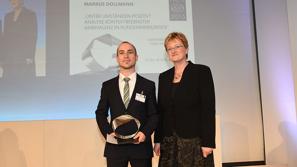 Foto (EHI/Hauser): Wissenschaftspreis 2015 „Best Bachelor“ für den Wirtschaftsinformatikstudenten Markus Dollmann, Universität Paderborn, hier mit der Laudatorin Petra Hesser, IKEA Group, bei der Preisverleihung am 25. Februar.