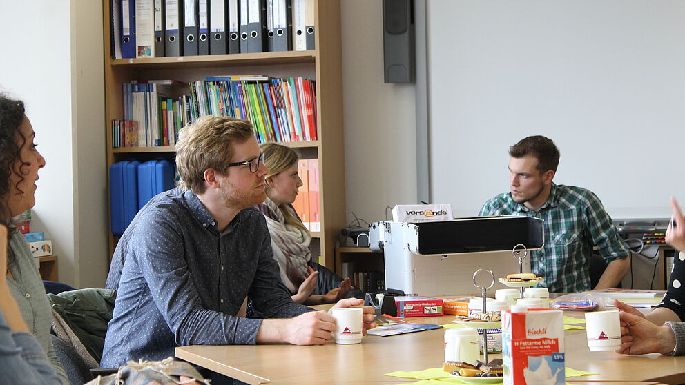 Foto (Universität Paderborn, Kristina Kehler): Kleine Feier bei der Spendenübergabe im Deutsch-Treff.