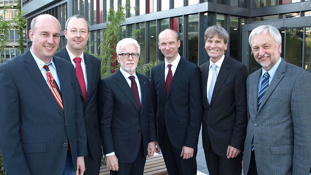 Foto (Universität Paderborn, Bianca Oldekamp): Freuten sich über die Antrittsvorlesung von Prof. Dr. Falko Dressler und die von dSPACE gestiftete Professur (v. l.:) Prof. Dr. Jürgen Klüners (Dekan Fakultät für Elektrotechnik, Informatik und Mathemat