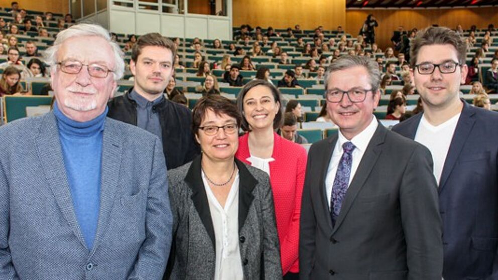 Foto (Universität Paderborn, Johannes Pauly): v. l. Prof. Dr. Dr. h. c. mult. Peter Freese, Julius Erdmann, Prof. Dr. Birgitt Riegraf, Dr. Yvonne Koch, Michael Dreier und Matthias de Jong.