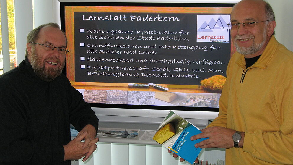 Foto (Christiane Bernert): Machen sich stark für die Weiterentwicklung der Lernstatt Paderborn (v.li): Prof. Dr.-Ing. Reinhard Keil, Fachgruppe Informatik und Gesellschaft am Heinz Nixdorf Institut der Universität Paderborn und Detlef Schubert, Fachbera