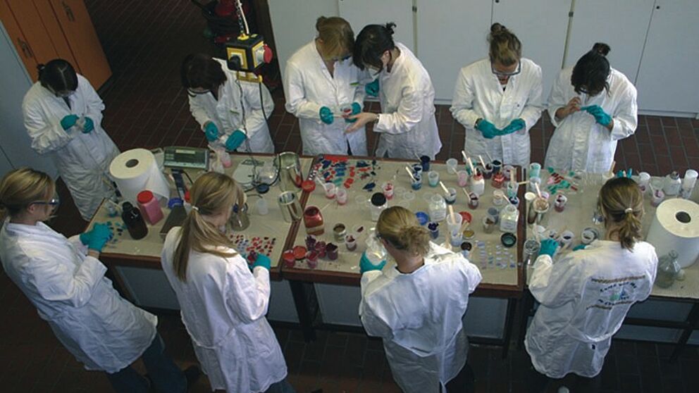 Foto (Universität Paderborn): Oberstufenschülerinnen beim Schnupperstudium in natur- und ingenieurwissenschaftlichen Studiengängen an der Universität Paderborn.