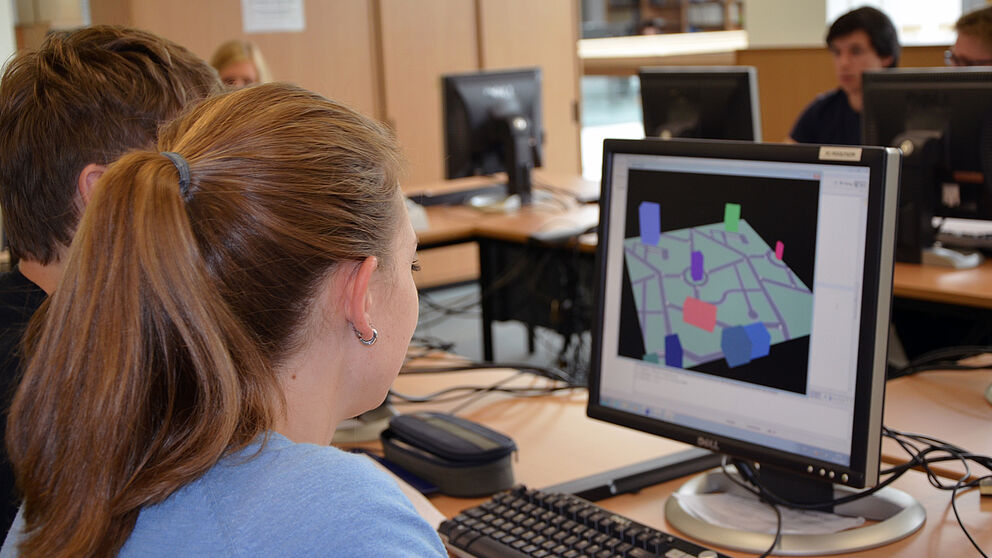 Foto (Jana Neuhaus): Computergrafik: Autorennen nach erfolgreicher Programmierung.