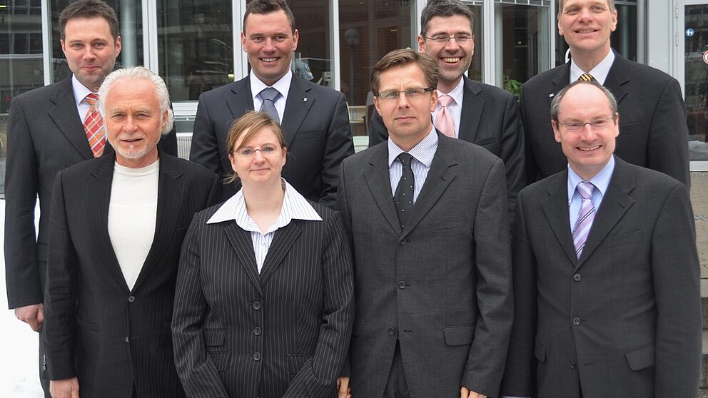 Foto (Universität Paderborn, Mark Heinemann): Im PMP arbeiten sieben Professoren aus Maschinebau und Chemie zusammen: Oben, v. li.: Prof. Dr. Dirk Kuckling, Organische und Makromolekulare Chemie; Prof. Dr. Elmar Moritzer, Kunststofftechnologie; Prof. Dr.