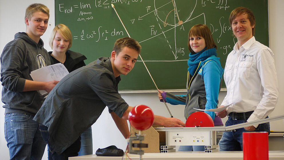 Foto (Universität Paderborn, Department Physik): Dr. Marc Sacher (r.), Fellow der Joachim-Herz-Stiftung, im Dialog mit Studierenden im neuen, kompetenzorientierten Physik-Praktikum.