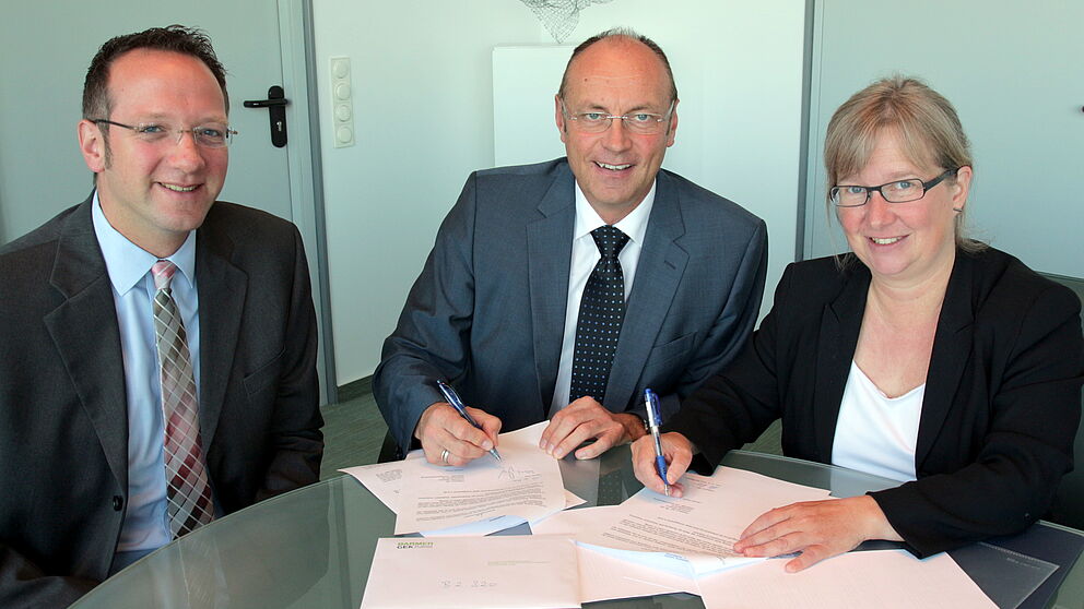 Foto (Universität Paderborn, Vanessa Dreibrodt): (v. l. n. r.) Prof. Dr. Dr. Claus Reinsberger, Leiter Sportmedizinisches Institut, Klaus Birkhahn, Regionalgeschäftsführer Barmer GEK und Simone Probst, Vizepräsidentin der Universität Paderborn, freue