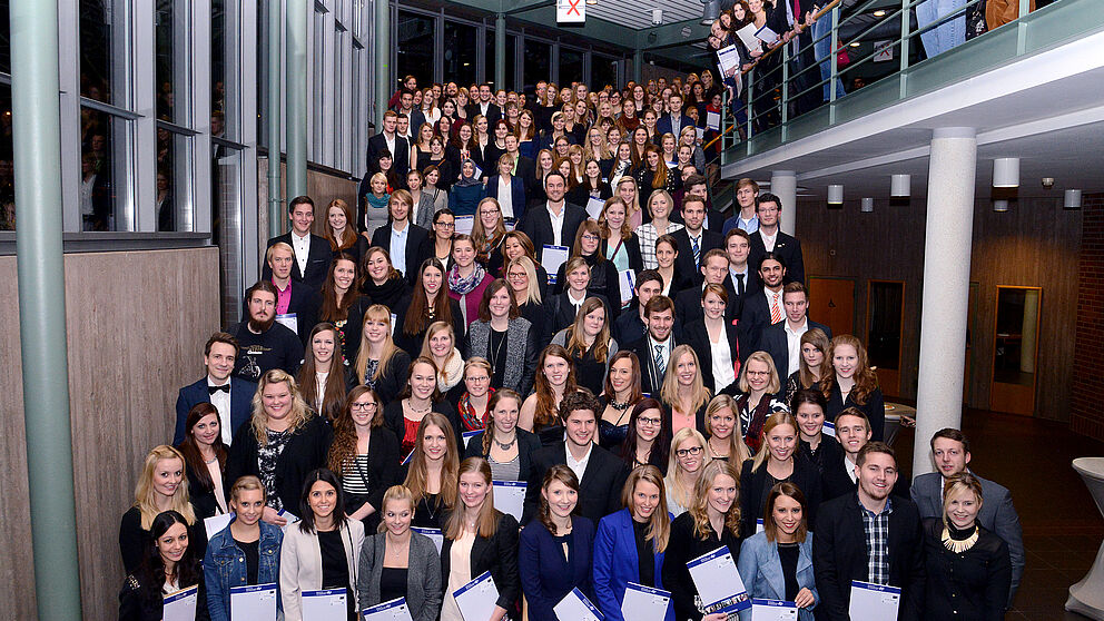 Foto (Universität Paderborn, Andreas Schwarze): Die Absolventinnen und Absolventen der Ersten Staatsprüfung und des Bachelor of Education