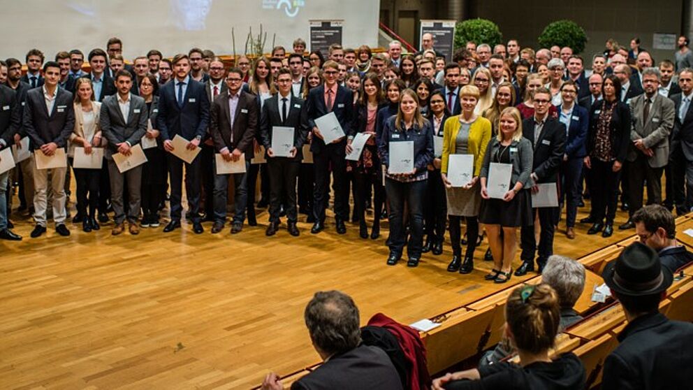 Foto (Stiftung Studienfonds OWL): Stipendiatinnen und Stipendiaten der Universität Paderborn mit ihren Förderern.