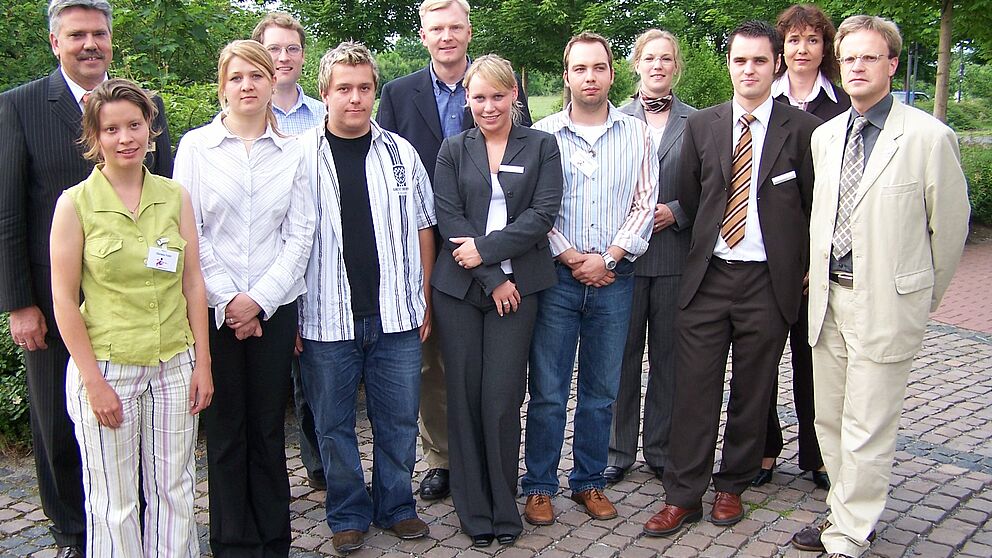 Foto: Die Teilnehmerinnen und Teilnehmer des business update mit dem Schirmherrn Theo Kueke, Direktor der Deutschen Bank Paderborn (v.l.) und den Veranstaltern Marie Charlotte Kickelbick von UNICONSULT (2. v.l.), Jürgen Geisler, Prokurist der Technologie