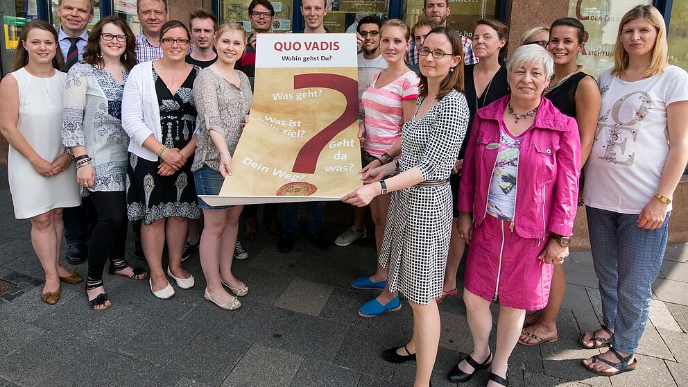 Foto (Pressebüro CREDO-Ausstellung): Studentinnen und Studenten der Universität Paderborn präsentieren ihr Begleitprojekt zur CREDO-Ausstellung zusammen mit Prof. Dr. Stiegemann, Direktor des Diözesanmuseums Paderborn (hinten links), Prof. Dr. Nicole 