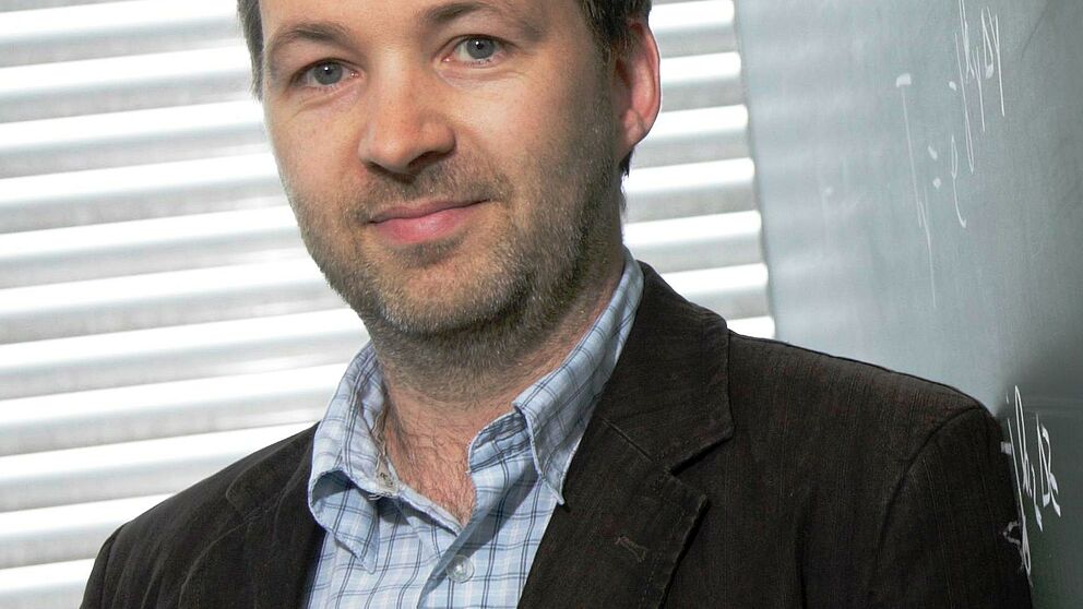 Foto (Universität Paderborn, Bild R.S.): Prof. Dr.-Ing. Rolf Schuhmann von der Universität Paderborn entwickelt gemeinsam mit anderen Forschern eine neue Generation integrierter optischer Verbindungsbauteile für die Datenübertragung in Computersysteme