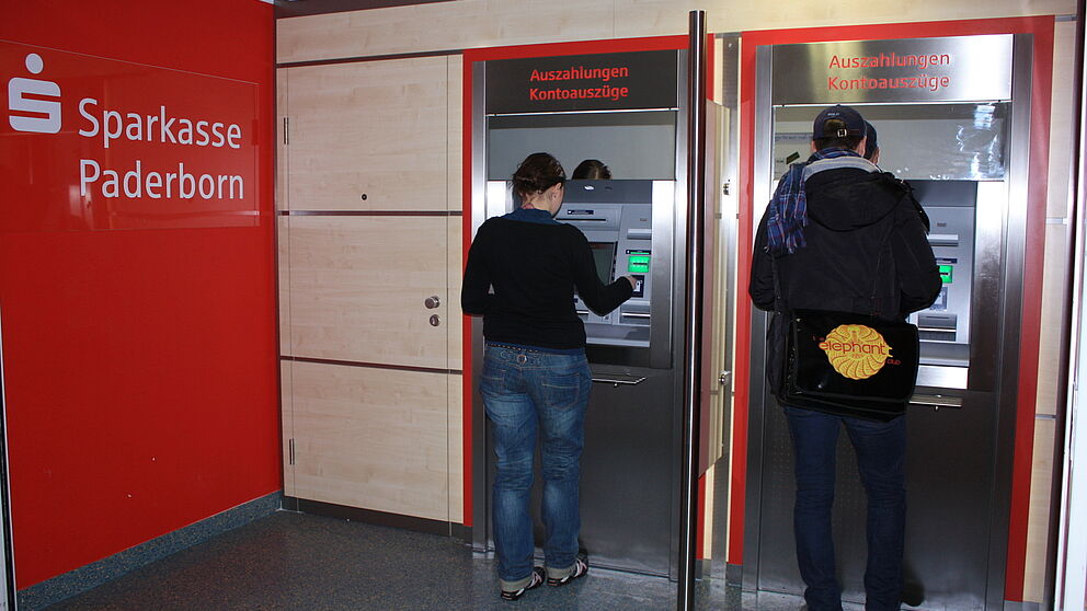 Foto (Universität Paderborn, Frauke Döll): Zwei neue Geldautomaten mit integriertem Kontoauszugsdrucker an der Uni.
