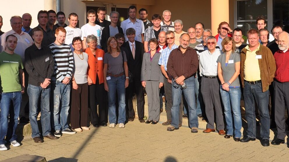 Foto (Universität Paderborn, Mark Heinemann): Gesprächsbedarf: Die Teilnehmer des 30. Fachseminars Datenverarbeitung diskutierten die immer rasanter werdenden Entwicklungen im IT-Bereich. Prof. Dr. Nikolaus Risch (Mitte), Präsident der Universität Pad