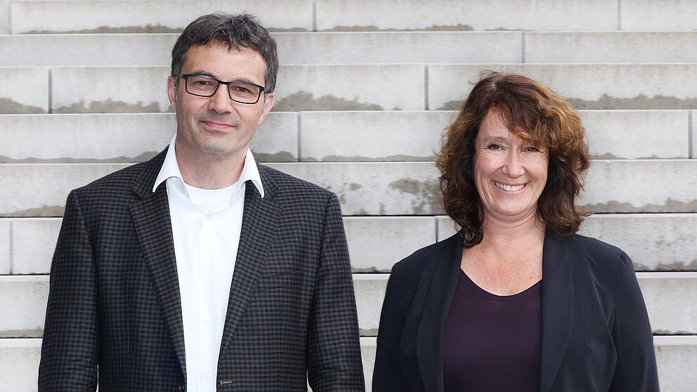 Foto (Universität Paderborn, Adelheid Rutenburges): Der ehemalige Dekan Prof. Dr. Martin Schneider und seine Nachfolgerin Dekanin Prof. Dr. Sureth-Sloane.