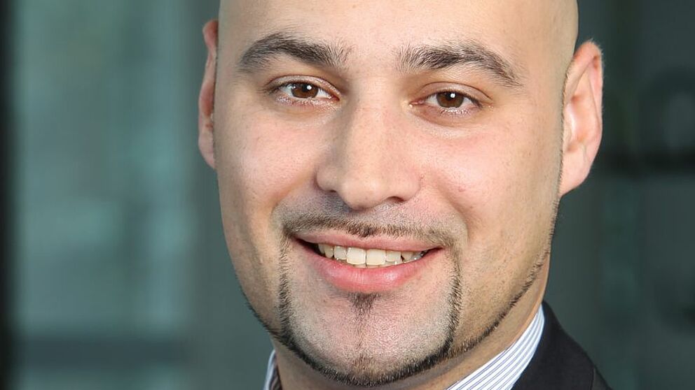 Abbildung (©it’s OWL): Dr.-Ing. Roman Dumitrescu, Direktor am Fraunhofer IEM ist neues Mitglied der Fraunhofer Vintage Class. Besonders das Thema Systems Engineering will er dort einbringen.