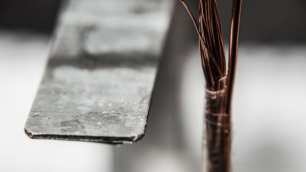 Foto (Universität Paderborn, Johannes Pauly): Detailverliebter Blick auf ein von Studierenden gebautes Amperemeter.
