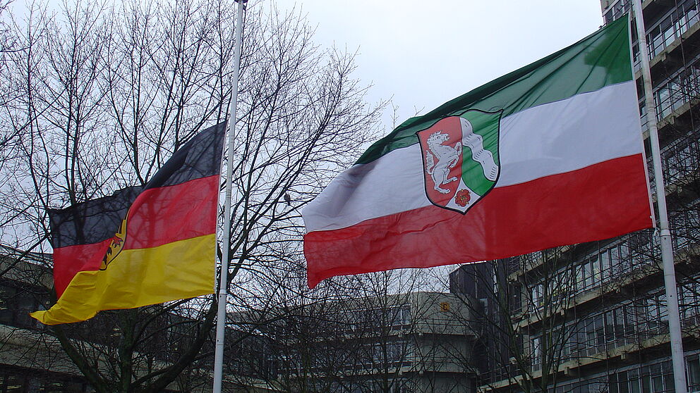 Foto (Patrick Kleibold, Universität Paderborn): Trauerbeffaggung an der Universität Paderborn