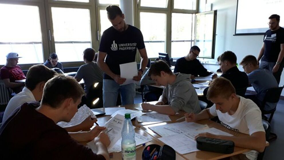 Foto (Katrin Temmen): Gruppenarbeitsphase in der von den Studierenden vorbereiteten Unterrichtsstunde in der 11. Klasse des Ingenieurwissenschaftlichen Gymnasiums des Richard-von-Weizsäcker Berufskollegs
