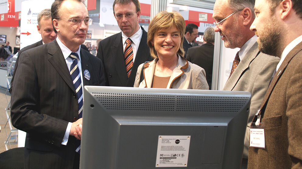 Foto (v. li. n. re.): (im Hintergrund) Prof. Christian Millauer (FH Lippe und Höxter), Rolf Struppek (Sprecher OWL Maschinenbau/Boge Kompressoren), Dr. Eberhard Niggemann (Weidmüller Interface), Ute Berg MdB, Bernd Seel (Uniconsult, Uni Paderborn) und M