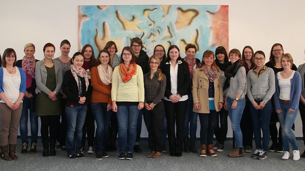 Foto (Maike Amen): Mentees und Mentorinnen des achten Jahrgangs bei der Auftaktveranstaltung zusammen mit Projektkoordinatorin Julia Steinhausen.