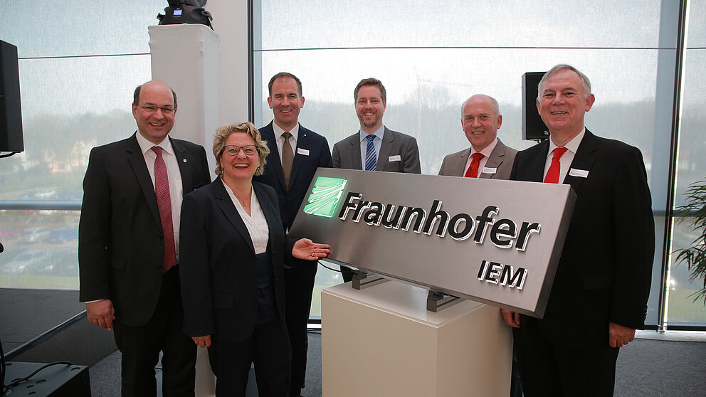 Foto (Michael Adamski): Eröffnen das erste Fraunhofer-Institut in OWL: Prof. Ansgar Trächtler (Leiter Fraunhofer IEM), Svenja Schulze (NRW-Wissenschaftsministerin), Dr. Raoul Klingner (Direktor Forschung der Fraunhofer-Gesellschaft), Prof. Eric Bodden (