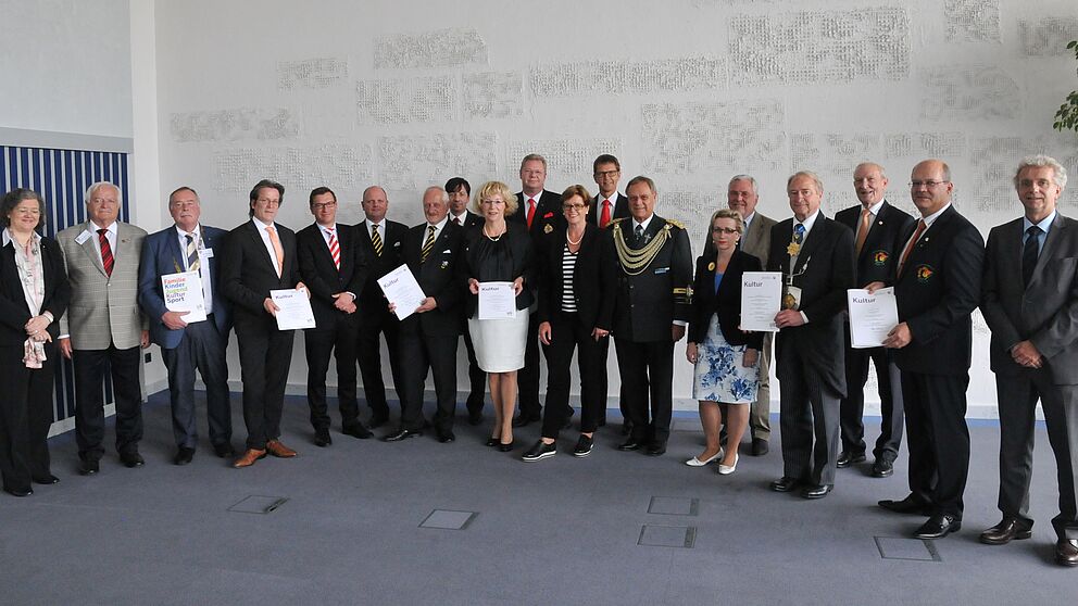 Foto (NRW-Ministerium für Familie, Kinder, Jugend, Kultur und Sport Dr. Nikolaj Beier): Bekanntmachung der ersten Eintragungen in das Inventar des immateriellen Kulturerbes Nordrhein-Westfalens, an der auch Prof. Dr. Eva-Maria Seng (6. v. re.), Universit