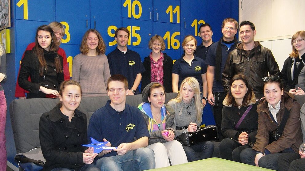 Foto (Webel): Schülerinnen und Vertreter des ersten Gymnasiums Sarajevo sowie der Gesamtschule Paderborn-Elsen überreichen im Eurobiz-Büro den "Meilenstern".