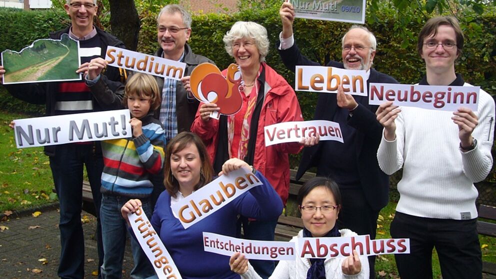 Auf dem Foto sind von links nach rechts folgende Mitarbeitenden und Studierende zu sehen: 1. Obere Reihe: Heiner Bredt, Studierendenpfarrer Matthias Surall, Andrea Emmrich, Dr. Volker Bastert und Benjamin Riepegerste. 2. Untere Reihe: Luca Bredt (Nachwuch