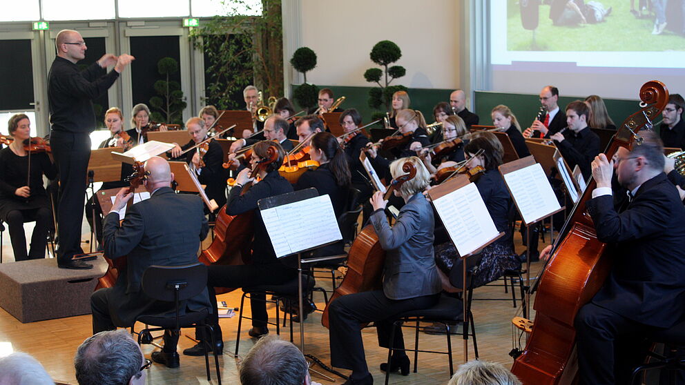 Foto (Universität Paderborn, Patrick Kleibold):  Am 23. und 25. Januar spielt das Hochschulorchester Paderborn unter Leitung seines Dirigenten Steffen Schiel im Auditorium maximum der Universität Konzerte mit zeitgenössischem Schwerpunkt.