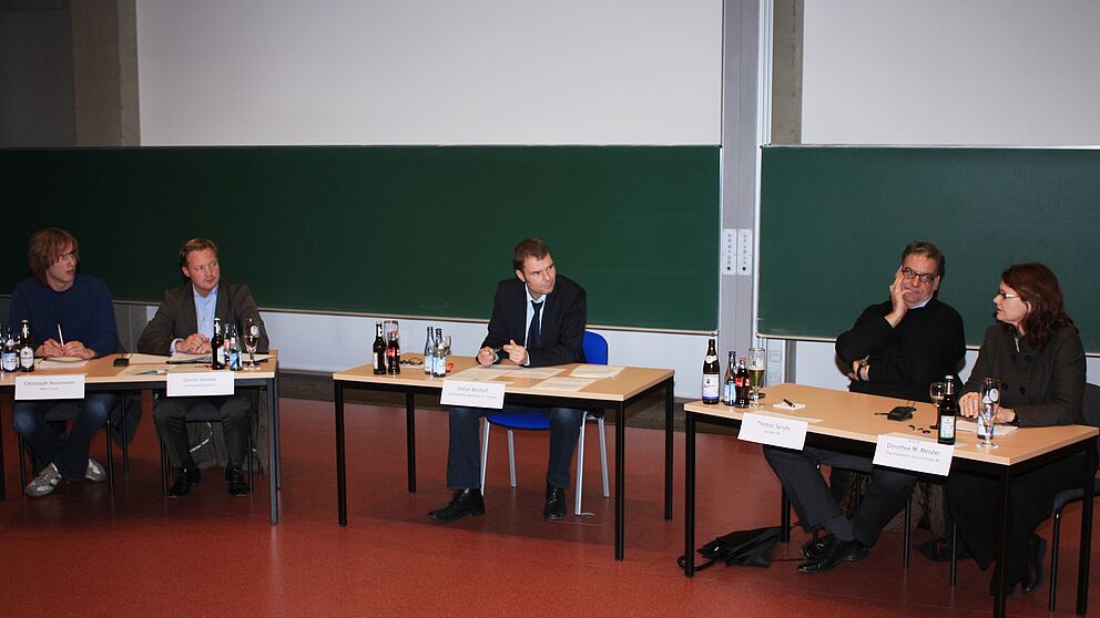 Foto (Universität Paderborn, Frauke Döll): AStA-Vorsitzender Christoph Husemann, Stadtverbandsvorsitzender und Landtagsabgeordneter Daniel Sieveke (CDU), Moderator Stefan Beyhoff, Stadtratsmitglied Thomas Sprute (FDP) und Uni-Vizepräsidentin Prof. Dr. 