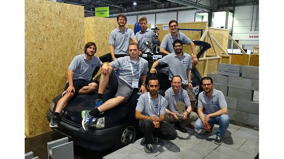 Foto (Universität Paderborn, Daniel Nickchen): v. l. n. r. oben: Das erfolgreiche Team des GET Lab: Mawe Sprenger, Fabian Winkel, Daniel Gaspers; Mitte: Daniel Nickchen, Steffen Grotenhöfer, Rafi Jakub; unten: Mahmoud Mohamed, Dirk Fischer und Muhannad 