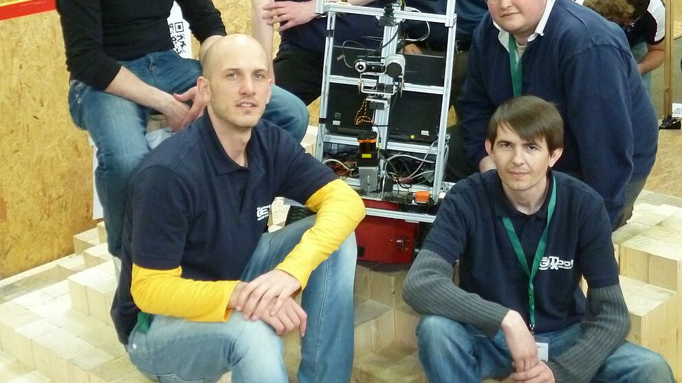 Foto (GET Lab, Dirk Fischer): Erfolgreich: Das GETbot-Team 2012, bestehend aus Muhannad Mujahed (v. l.), Timo Korthals, Dirk Fischer, Zaheer Aziz, Florian Frings und Heinrich Drobin, holte den dritten Platz bei den RoboCup German Open.