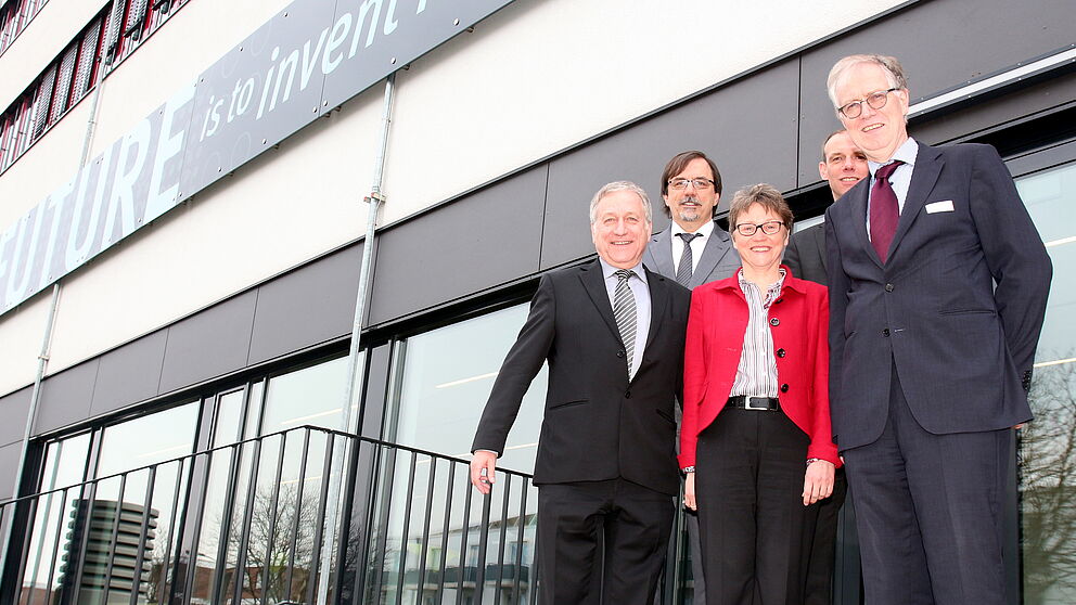 Foto (Universität Paderborn, Nina Reckendorf): (v. l. n. r.) Michael Laska, Gregor Engels, Gudrun Oevel und Johannes Blömer besprachen mit Michael Hange (rechts) Themen der IT-Sicherheit.