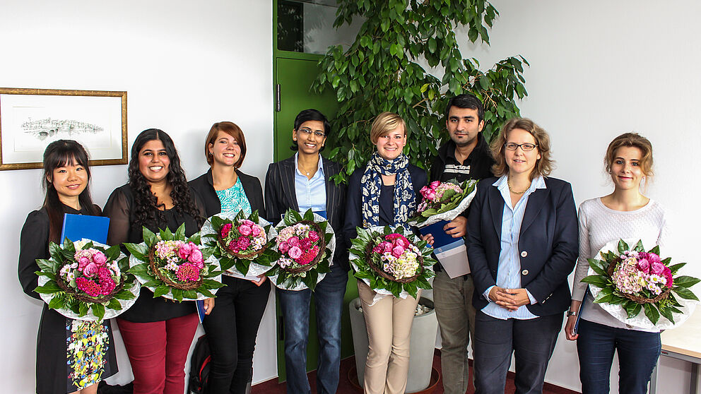 Foto (Universität Paderborn, Johannes Pauly): Insgesamt sieben Stipendien vergab Prof. Dr. Christine Silberhorn (2. v. re.), Vizepräsidentin für Forschung und wissenschaftlichen Nachwuchs, im Namen der Hochschulleitung an: (v. l.) Bingru Zhang, Isha Ch