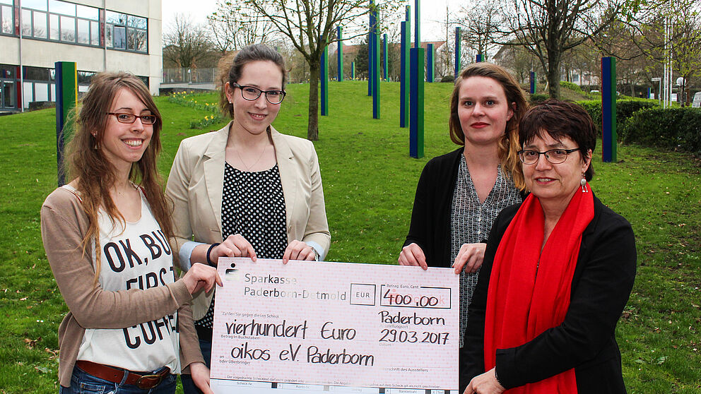 Foto (Universität Paderborn, Johannes Pauly): Freuen sich über die Spende für oikos (v. li.): Lea Bergmann, Julia Kaltschmidt, Rebecca Schulte und Prof. Dr. Birgit Riegraf.