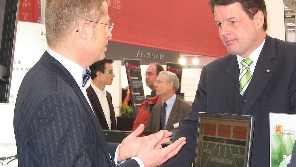 Foto: Vereinbarten auf der CeBIT ein weiteres Treffen in Paderborn: Staatssekretär Dr. Jens Baganz (re.), Ministerium für Wirtschaft, Mittelstand und Energie des Landes NRW, und Lothar Pelz, Geschäftführer der Zukunftsmeile Fürstenallee Projektentwic