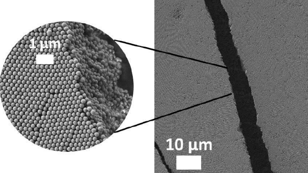 Abbildung: Anordnung von Kolloiden aus vernetztem Polystyrol. Die Durchmesser einzelner Kolloide betragen ca. 0,00025 mm. Der auf der linken Abbildung gezeigte weiße Balken hat eine Länge von 0,001 mm.