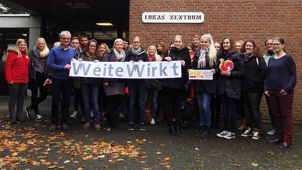 Auf dem Foto sind neben Studierenden zu sehen: Dritter von links: Matthias Surall. Rechts: Sabrina Kricke.